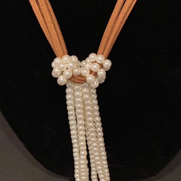 Beautiful necklace made with leather and pearls. - Picture 2 of 5